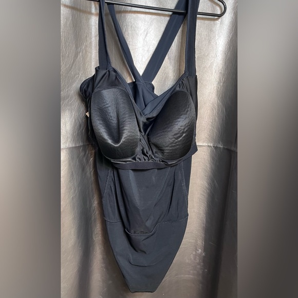 Merona Women’s Size 26 Black Ruched Cross back Swimsuit - Picture 3 of 6